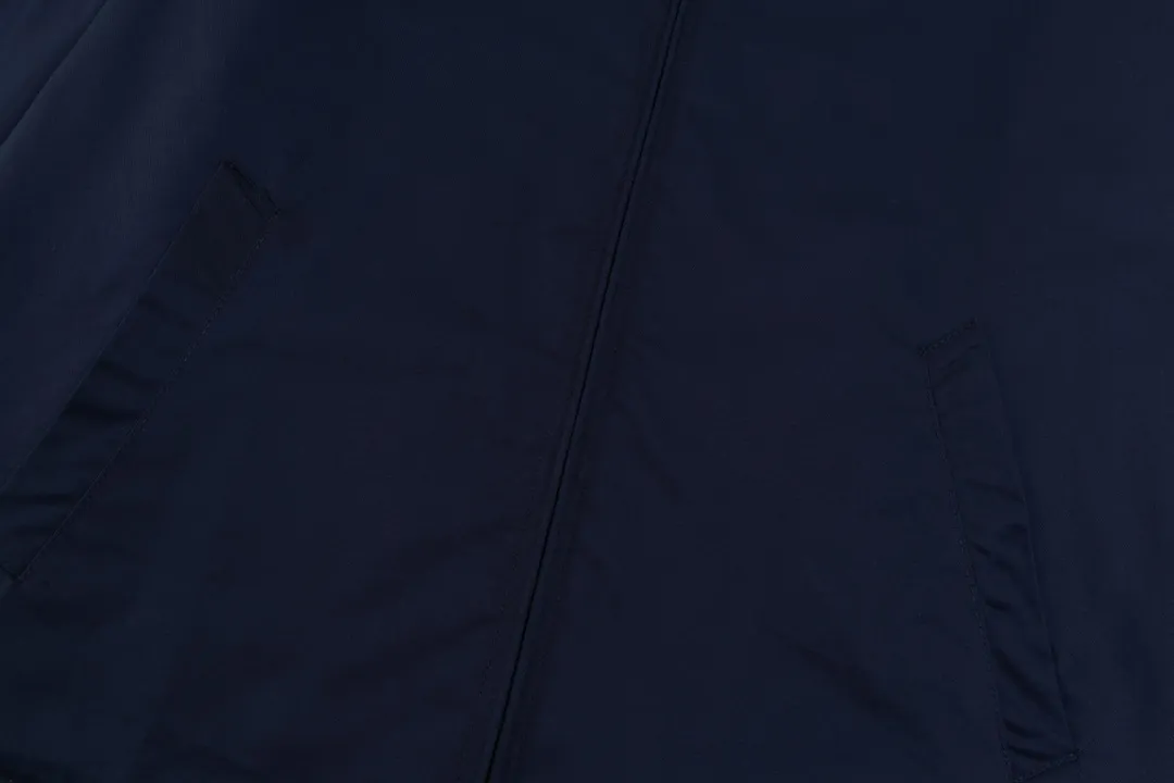 P306 💰Ralph Lauren/Ralph Lauren American vintage classic lapel old cadre retro jacket, thickened in autumn and winter, woolen lining, classic design, timeless classic, thick cotton fabric, showing a sense of vintage, collar and cuffs colorful plaid embellishment, looks good on both men and women, comfortable and comfortable, focuses on relaxed retro YYDS, one for each man and woman, an indispensable piece for autumn and winter, the hottest jacket at the moment The 100% cotton twill is thick and thick, and the pure cotton colorful plaid lining is distinguished by digital printing in the market. Exquisite embroidery. The Harrington jacket has a loose fit, is short and fat, and is super versatile. It is clean-fitting and is perfect for men and women!   Color: Khaki Navy Black Size: M/L/XL Item No.: 101579